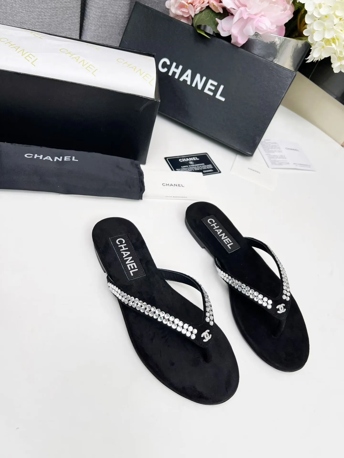💕💕Factory direct selling price p440💕💕 Chanel new spring and summer genuine leather outsole flip-flops✅ I was really moved by this shoe when I first saw it💓 I liked it at first sight [surprised], 😊 and it has Chanel’s classic element diamond logo💎 Fabric: double-sided velvet Lining: cow lining Color: black Size: 35-41 (41 can be customized and non-returnable) Outsole: Made of genuine leather outsole Packaging: with card and cloth bag